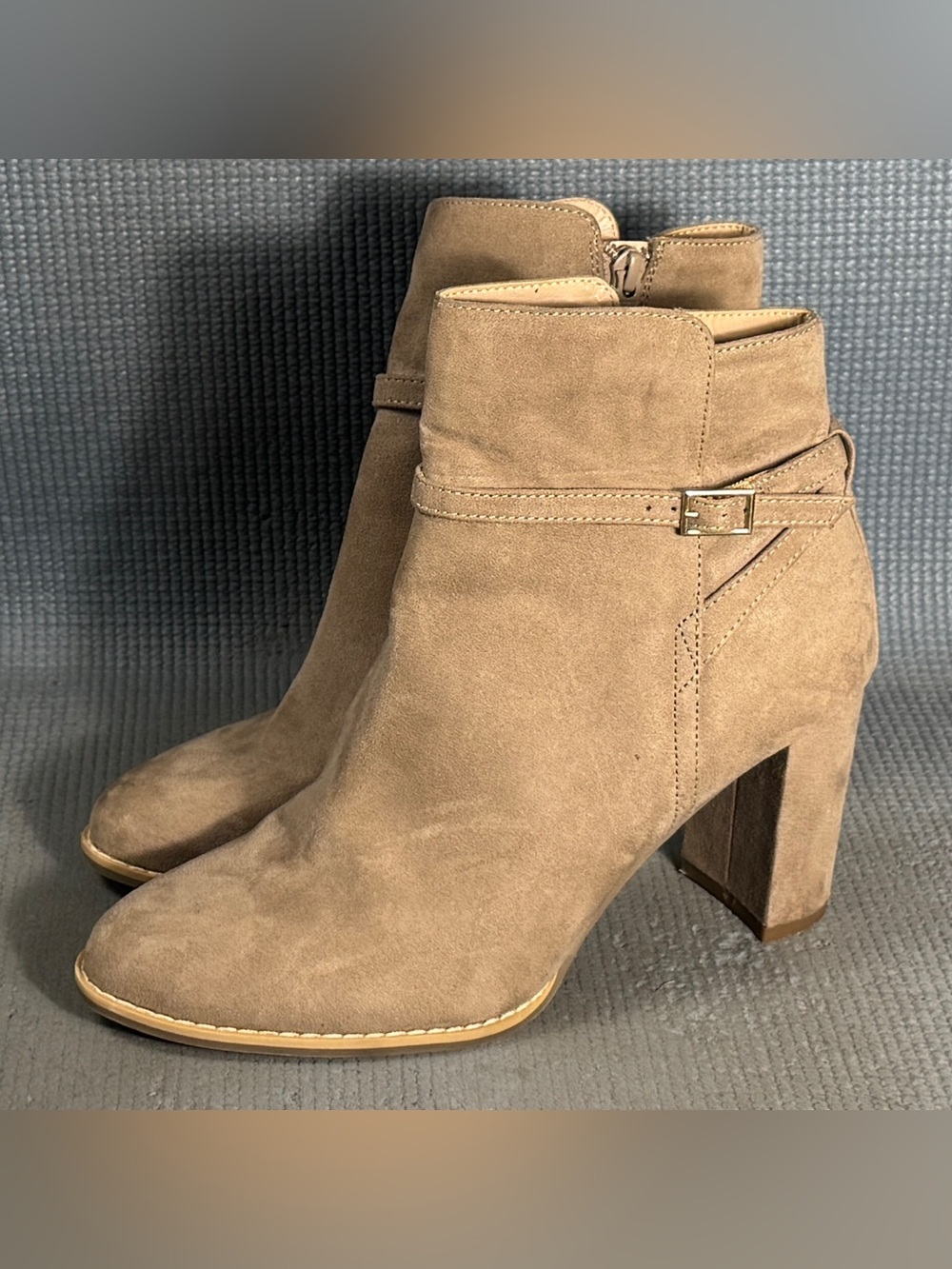 Banana Republic Women’s Tan Faux Suede Buckle Detail Heeled Ankle Booties Size 9
